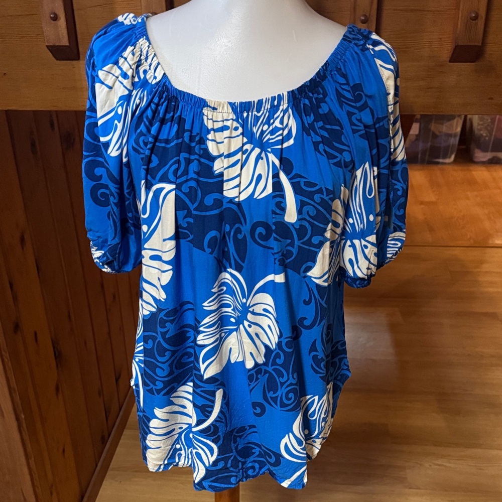 One Papaya size Medium Hawaiian Blue and White Floral Women's Top shirt blouse